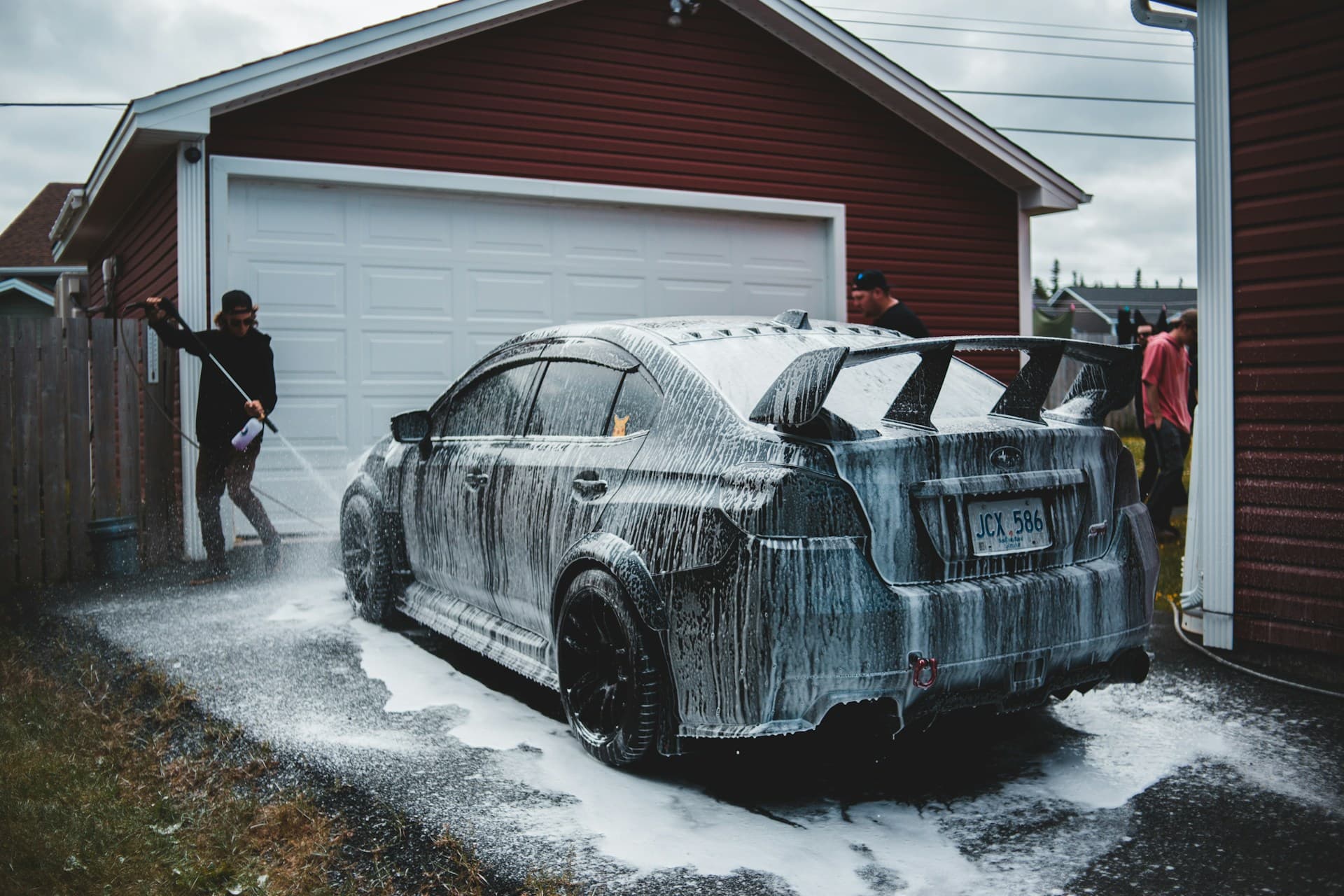 7 erreurs qui abiment votre voiture au lavage (et comment les eviter)